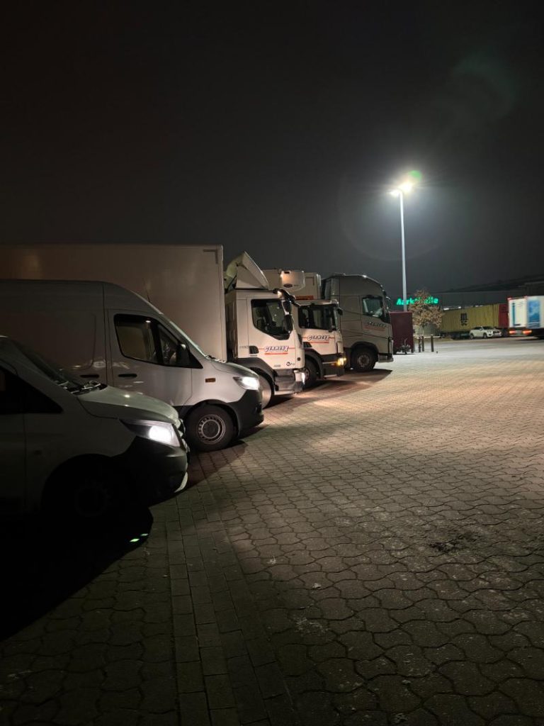 Lkw-Stellplatz bei Nacht