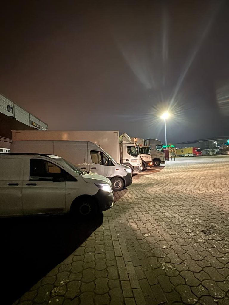 Lkw und Transporter bei Nacht